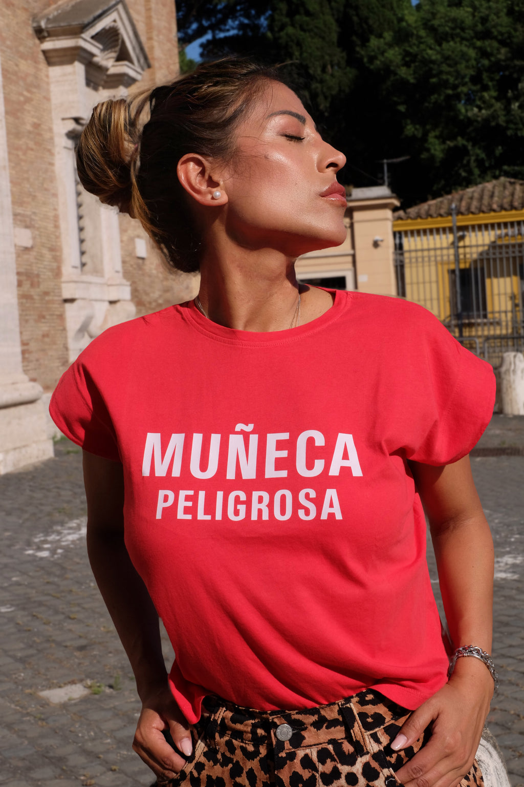 MUÑECA PELIGROSA — T-Shirt