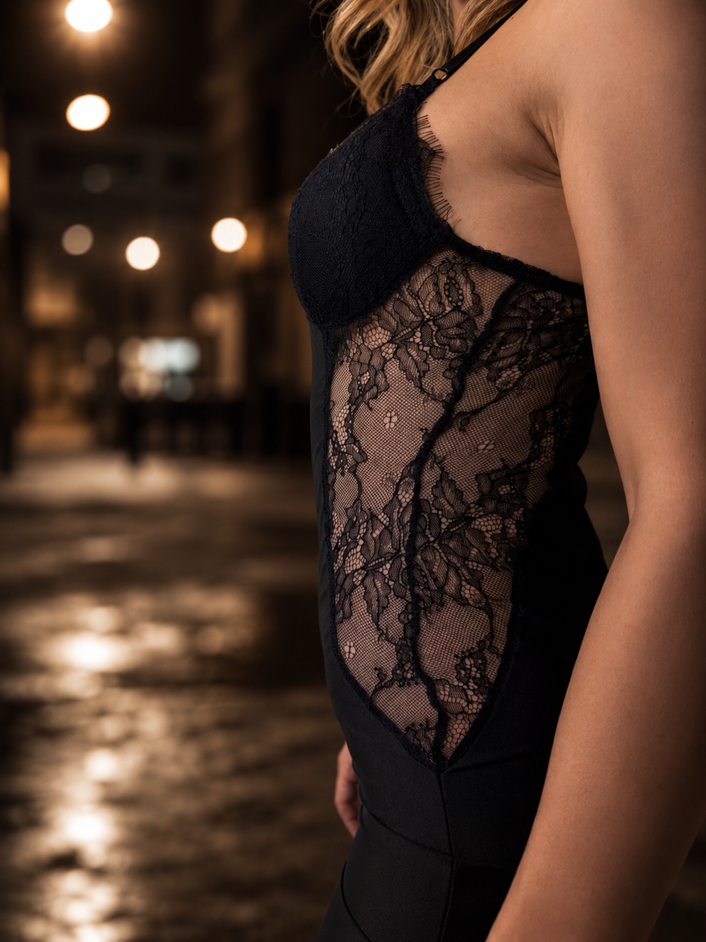 Abito Nero Elegante Donna con Inserti in Pizzo Modellante