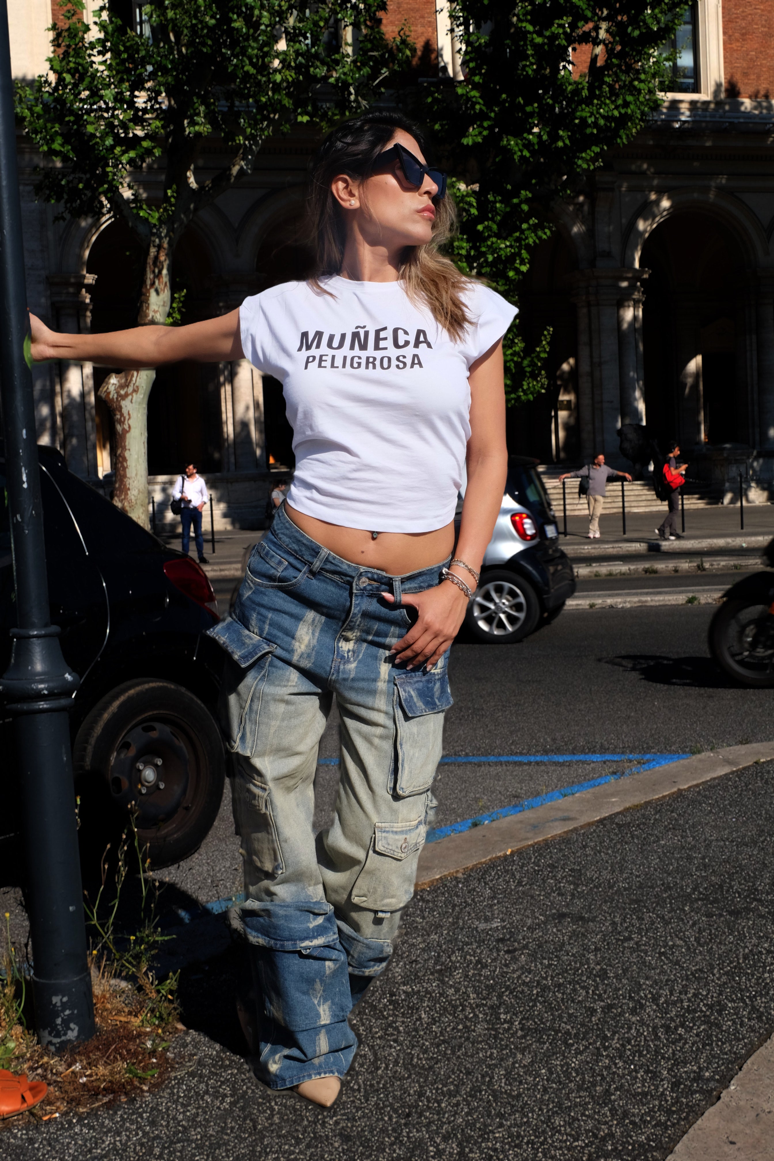 MUÑECA PELIGROSA — T-Shirt