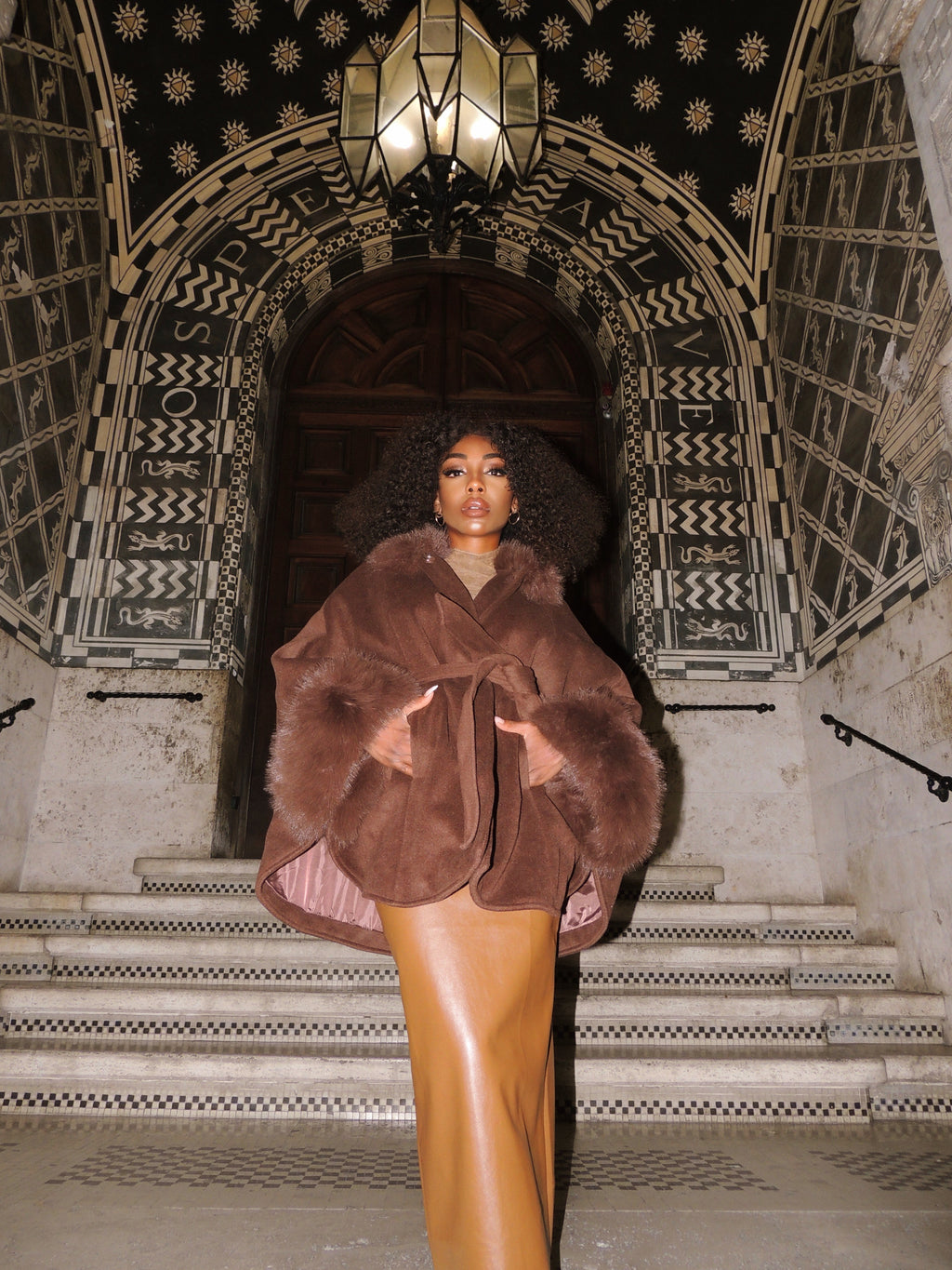 Elegante capotto con collo e  polsini in pelliccia sintetica, chic confortante tinta unica