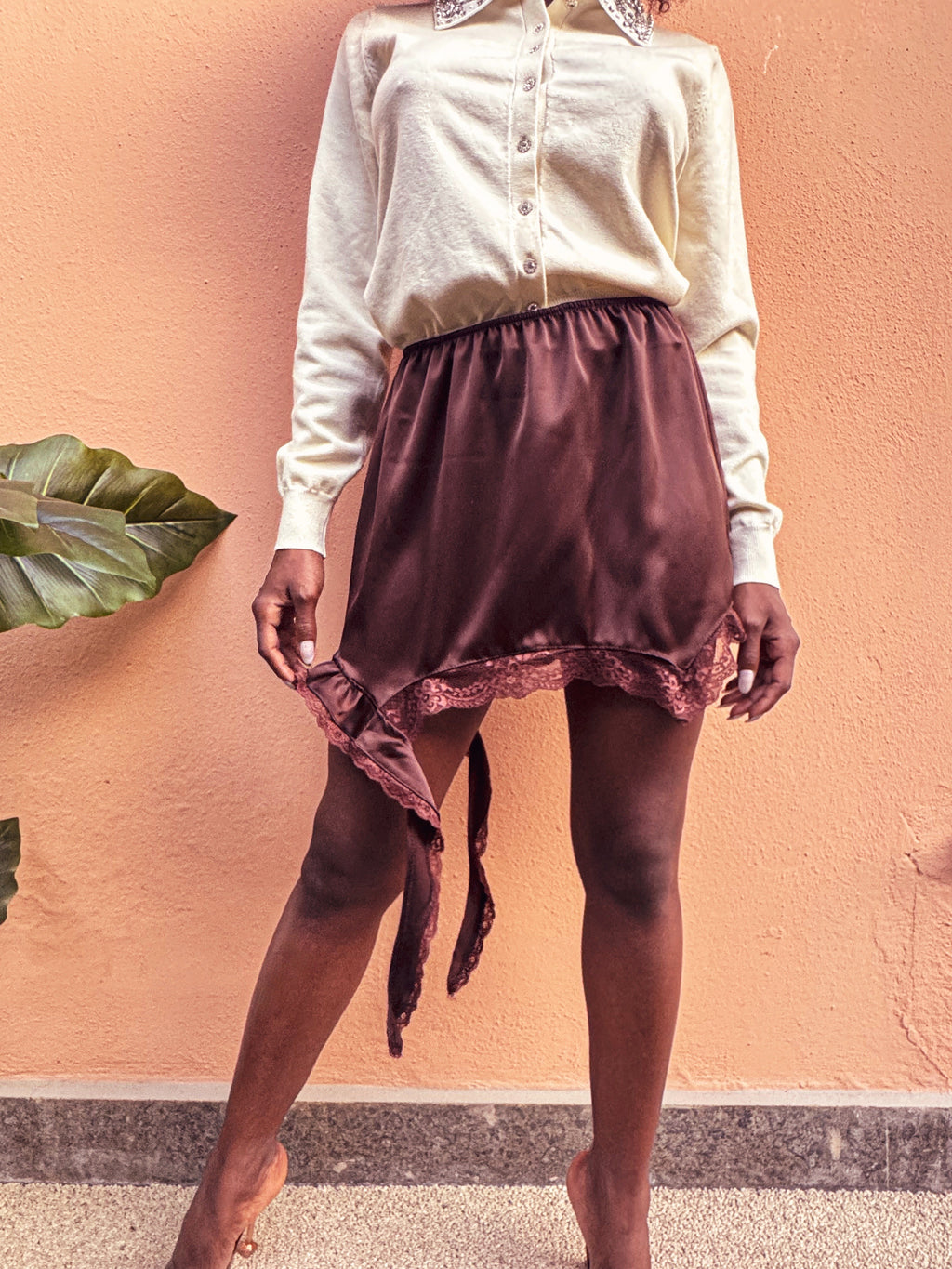 Gonna con in raso con dettaglio bordo pizzo