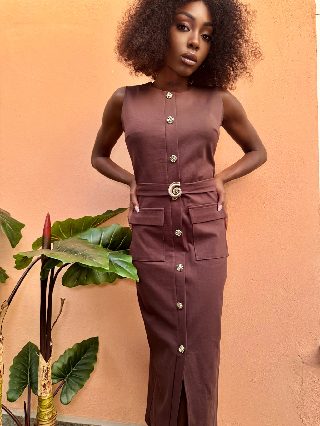 Vestito a tubino con dettaglio cintura in conchiglia