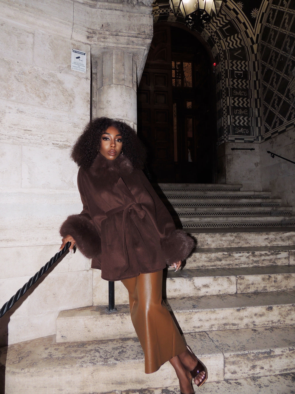 Elegante capotto con collo e  polsini in pelliccia sintetica, chic confortante tinta unica