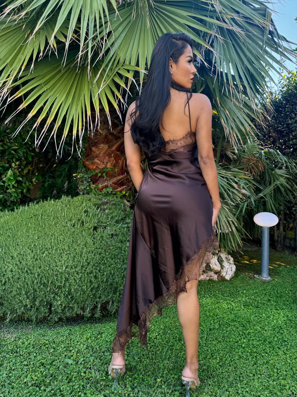 Vestito satinato in pizzo