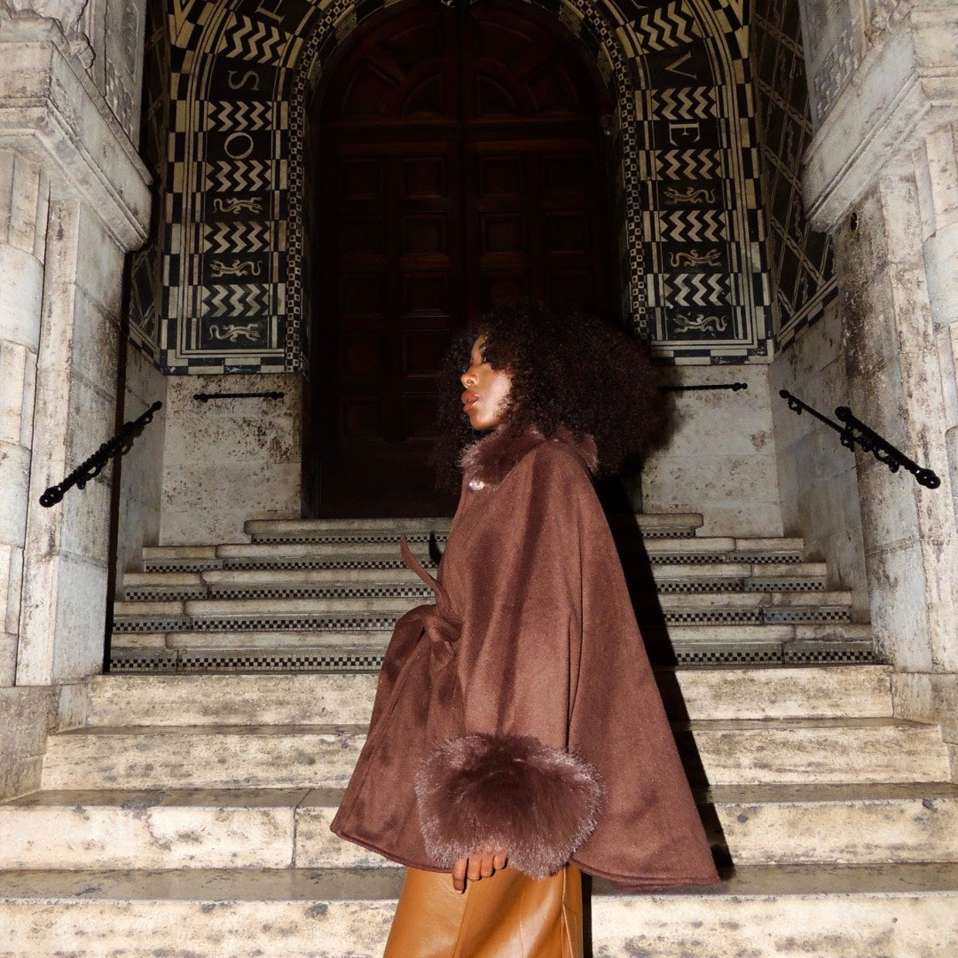 Elegante capotto con collo e  polsini in pelliccia sintetica, chic confortante tinta unica