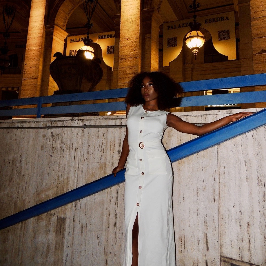 Vestito a tubino con dettaglio cintura in conchiglia