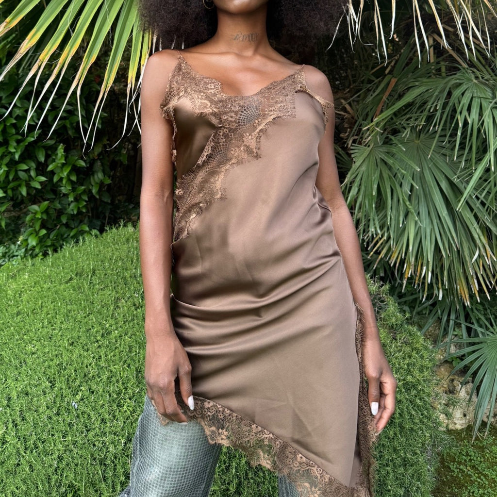 Vestito satinato con scollo a V, dettaglio applicazione in pizzo, fondo asimmetrico con spacco