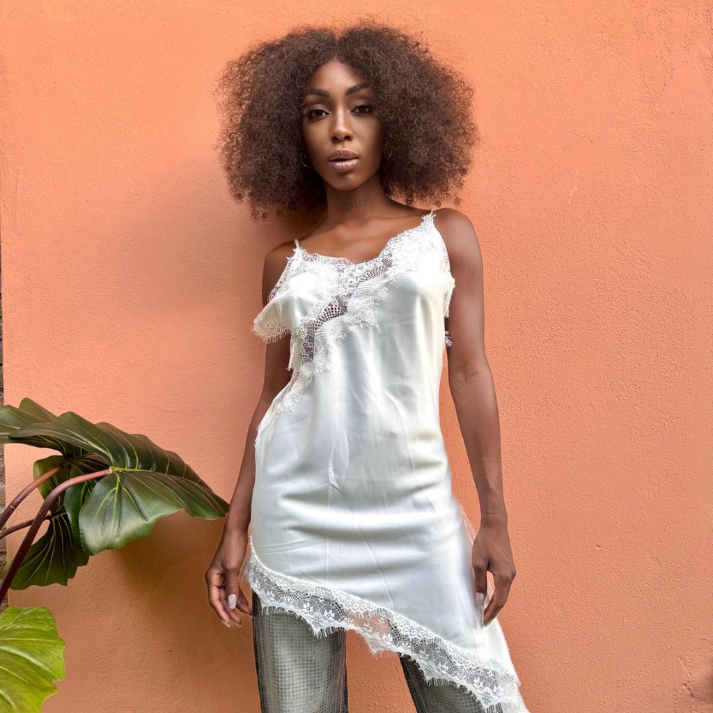 Vestito satinato con scollo a V, dettaglio applicazione in pizzo, fondo asimmetrico con spacco