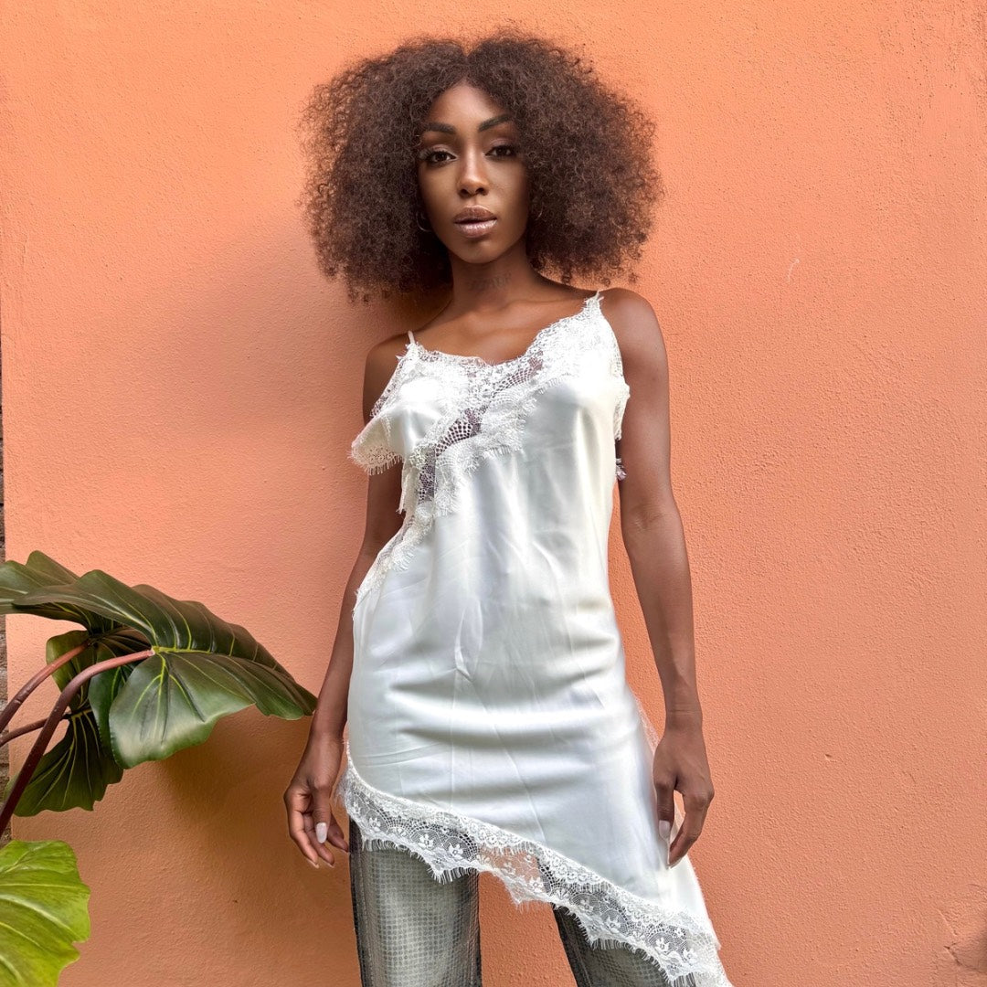 Vestito satinato con scollo a V, dettaglio applicazione in pizzo, fondo asimmetrico con spacco