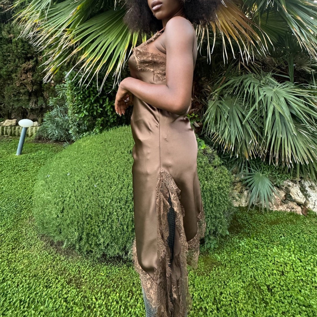 Vestito satinato con scollo a V, dettaglio applicazione in pizzo, fondo asimmetrico con spacco