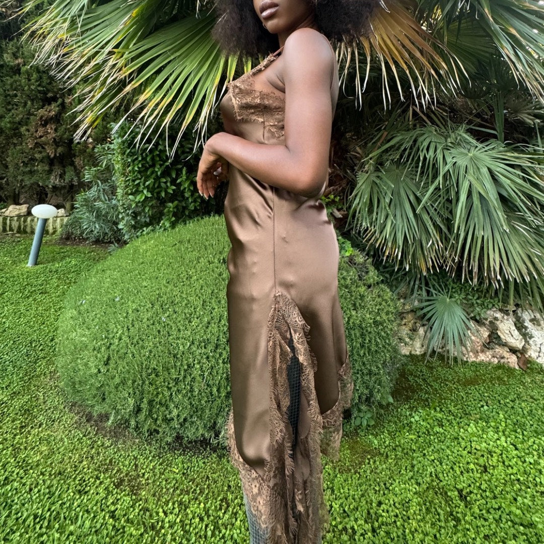 Vestito satinato con scollo a V, dettaglio applicazione in pizzo, fondo asimmetrico con spacco