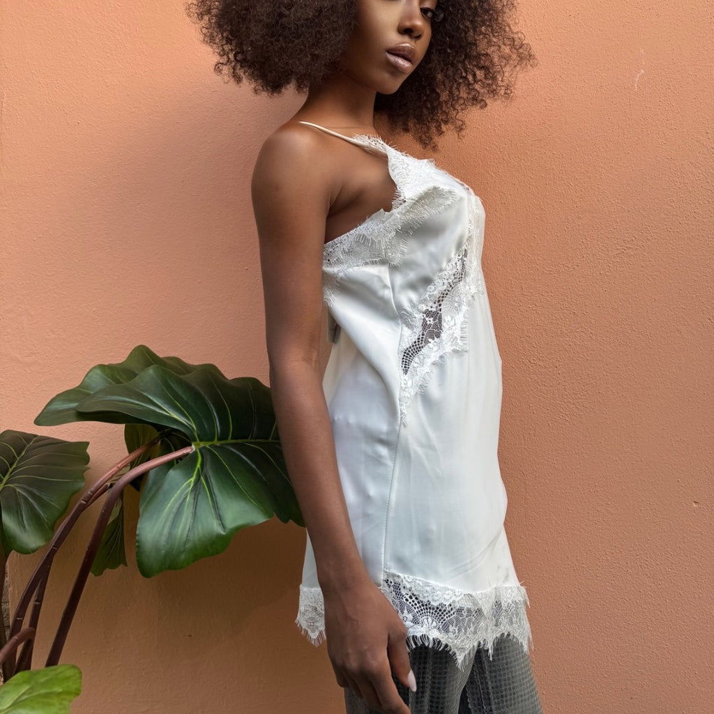 Vestito satinato con scollo a V, dettaglio applicazione in pizzo, fondo asimmetrico con spacco